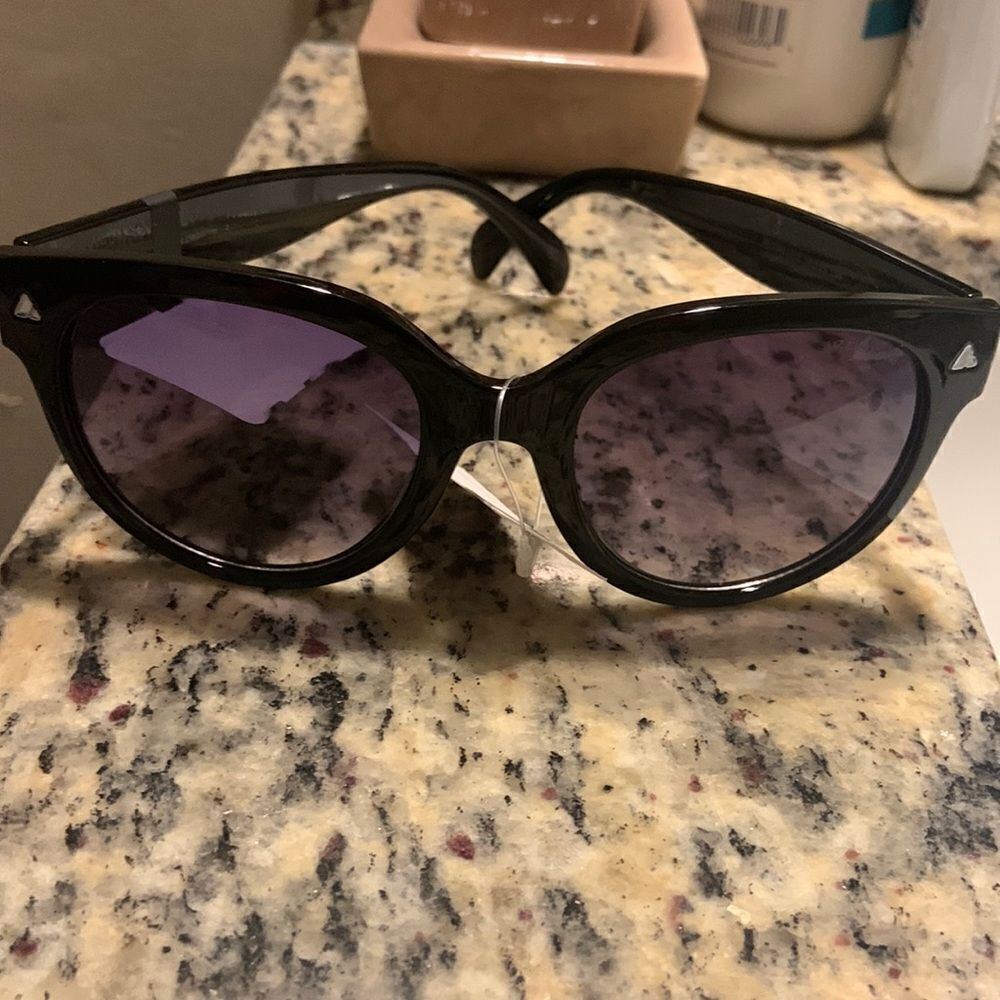NWT Liz Claiborne sunglasses black no flaws